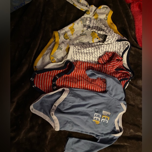 Onesies long sleeve and short sleeve. 3 pants 1 pair of shorts. All 3-6 months - Picture 2 of 4